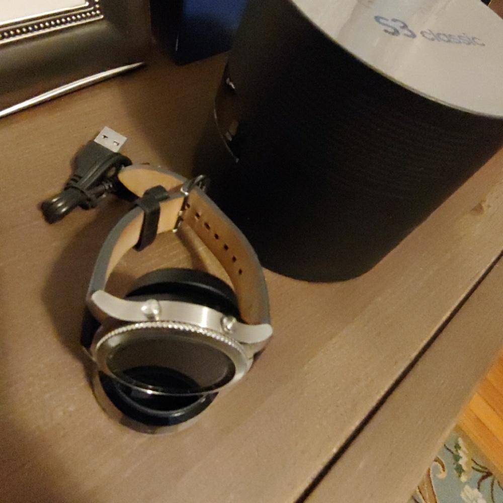 Samsung Gear S3 Classic. Comes with three bands.